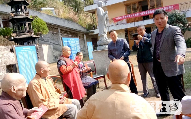 佛教-罗田县民宗局领导及佛教协会一行慰问福利院老法师