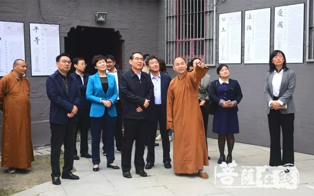 陈正邦-江苏省委统战部副部长、省宗教局局长陈正邦调研栖霞古寺