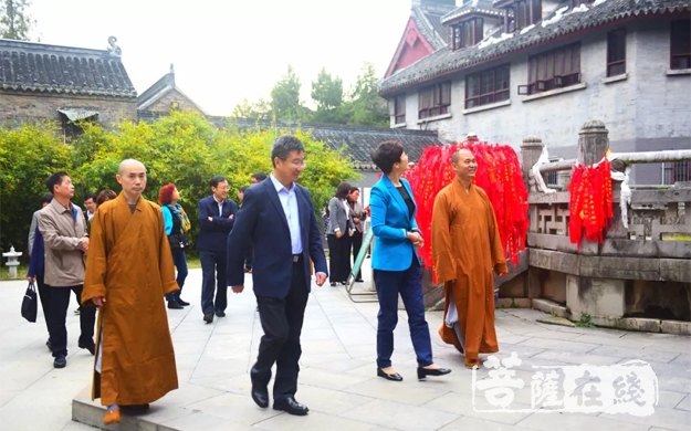 陈正邦-江苏省委统战部副部长、省宗教局局长陈正邦调研栖霞古寺