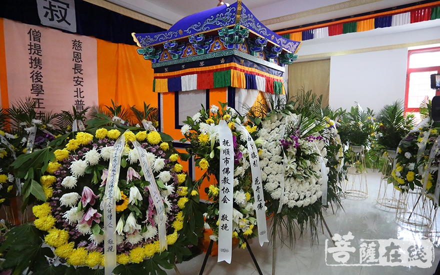 长老示寂,四众弟子悲痛难舍(图片来源:菩萨在线 摄影:妙静)