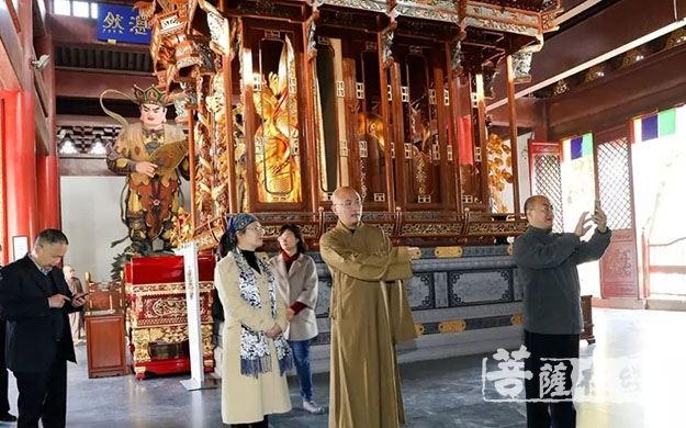 法华寺-浙江省民宗委政策法规处长蔡松芝一行检查法华寺普法工作