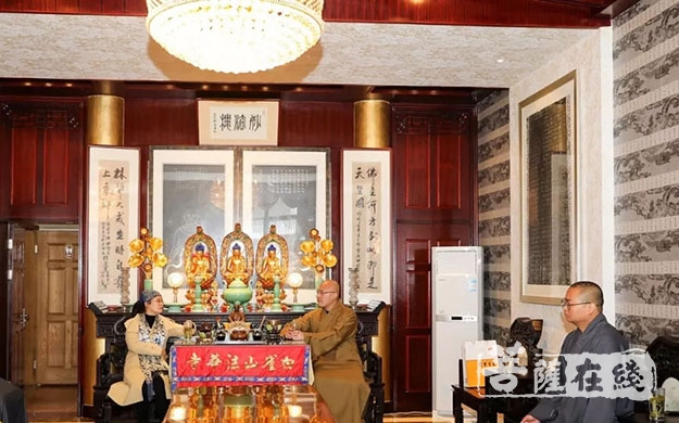 法华寺-浙江省民宗委政策法规处长蔡松芝一行检查法华寺普法工作