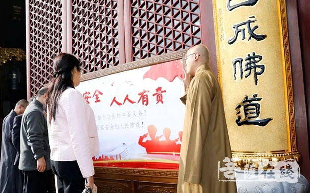 法华寺-浙江省民宗委政策法规处长蔡松芝一行检查法华寺普法工作