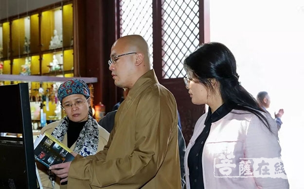 法华寺-浙江省民宗委政策法规处长蔡松芝一行检查法华寺普法工作