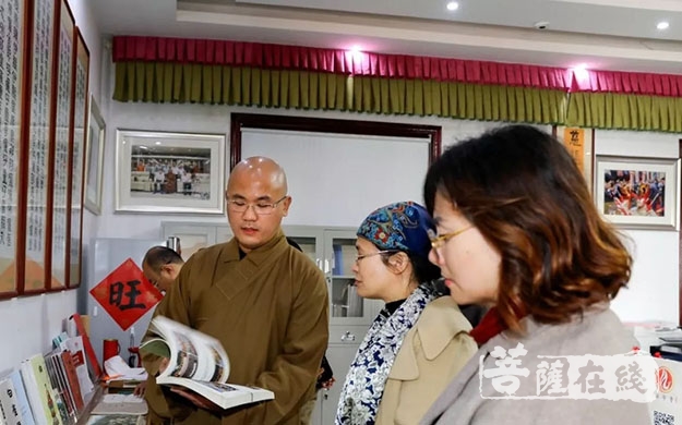 法华寺-浙江省民宗委政策法规处长蔡松芝一行检查法华寺普法工作