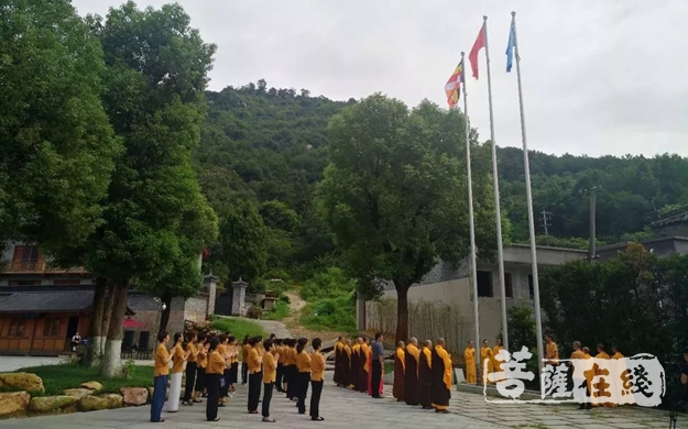 国旗-温州头陀寺举行庄严升国旗仪式