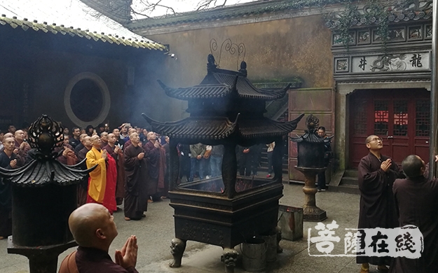 佛教-国家宪法日普陀山佛教协会举行升国旗仪式
