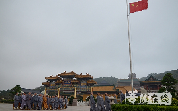 佛教-国家宪法日普陀山佛教协会举行升国旗仪式