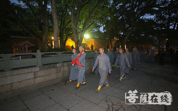 佛教-国家宪法日普陀山佛教协会举行升国旗仪式