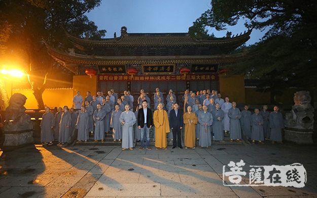佛教-国家宪法日普陀山佛教协会举行升国旗仪式
