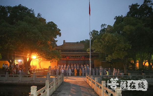 佛教-国家宪法日普陀山佛教协会举行升国旗仪式