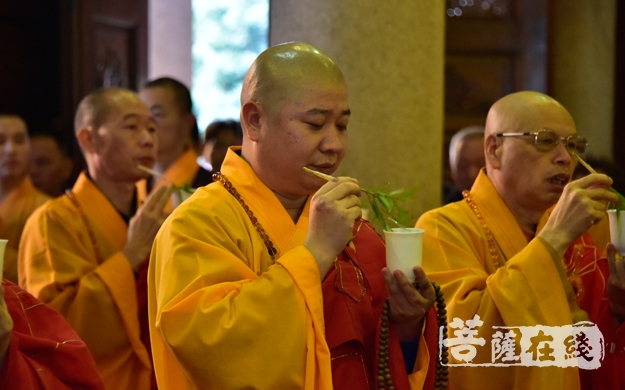南普陀寺-四爱报恩 厦门新年书画慈善义卖在南普陀寺举办