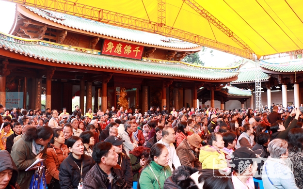 南普陀寺-四爱报恩 厦门新年书画慈善义卖在南普陀寺举办