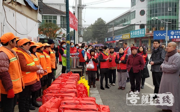 汉中-粥暖人间 陕西汉中法幢寺住持续法法师一行给大众送去祝福和温暖