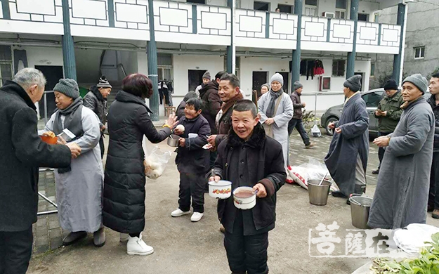 敬老院-中国禅宗司空山二祖寺慰问孤寡老人