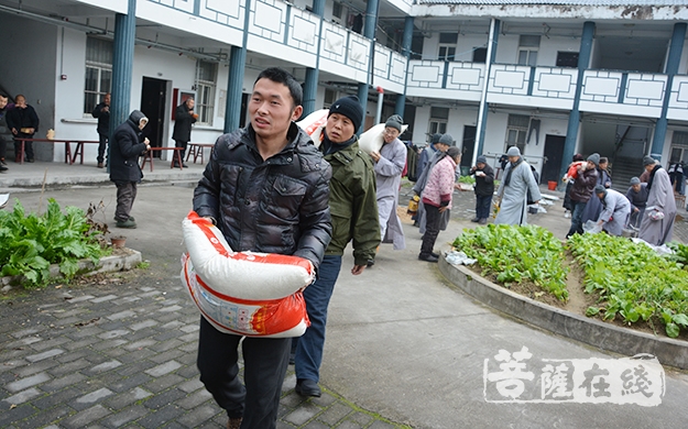 敬老院-中国禅宗司空山二祖寺慰问孤寡老人