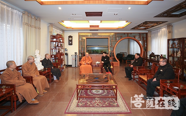 普陀山-道慈大和尚一行赴普陀山各相关单位进行新春慰问