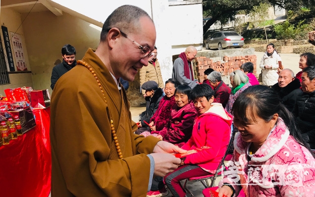 正能量-本性法师赴福安东坑村慰问困难群众