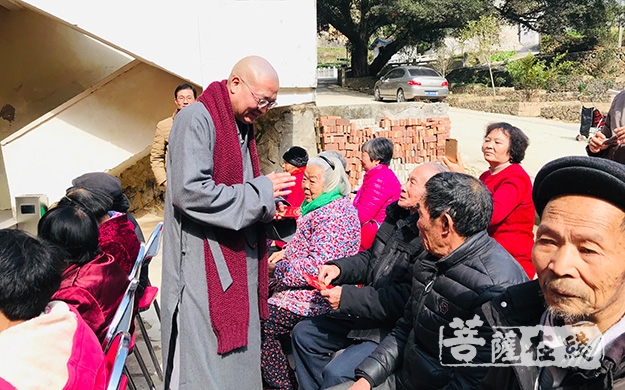 正能量-本性法师赴福安东坑村慰问困难群众