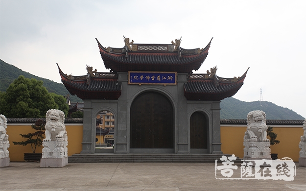 寺院       慈云庵位于浙江省宁海县桥头胡镇茶山西麓,黄墙绿瓦掩映于