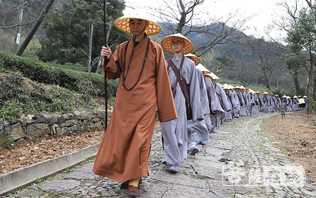 宁波天童禅寺百僧行脚朝拜阿育王寺佛陀真身舍利