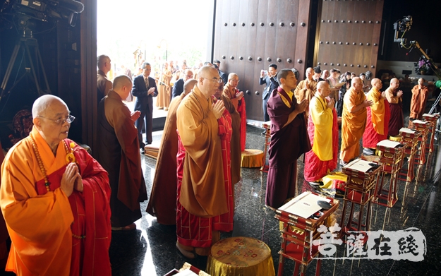 马来西亚圣胜长老授钵;四川噶陀寺住持宁贡法王授藏传法宝