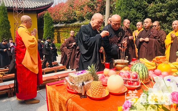 佛教-上海洪福寺住持圣怀法师一行赴海安广福寺祭祖扫塔