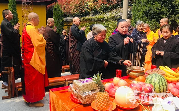 佛教-上海洪福寺住持圣怀法师一行赴海安广福寺祭祖扫塔