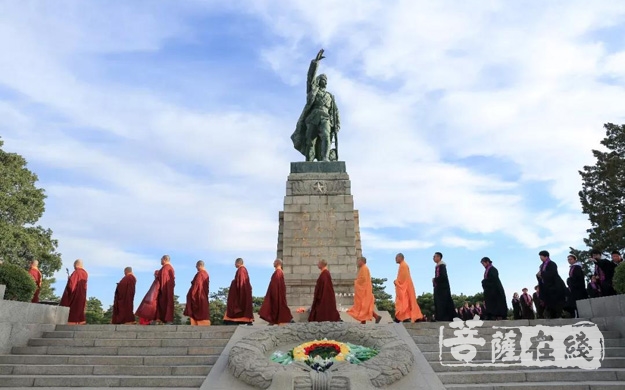 锦州北普陀寺方丈道极大和尚带领僧众缅怀革命先烈