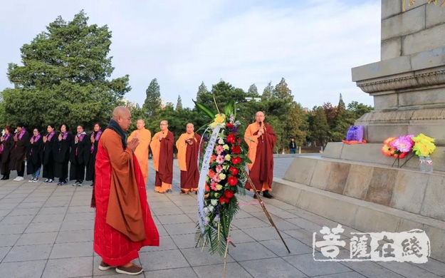 锦州北普陀寺方丈道极大和尚带领僧众缅怀革命先烈