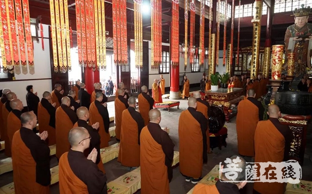 宁波天童禅寺僧众清明节扫塔祭拜历代祖师