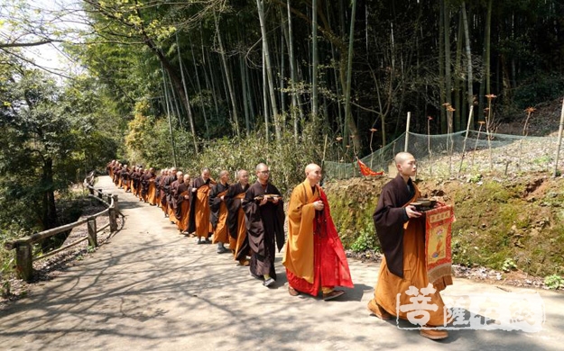 宁波天童禅寺僧众清明节扫塔祭拜历代祖师