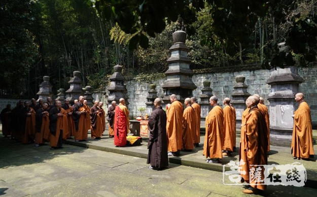 宁波天童禅寺僧众清明节扫塔祭拜历代祖师