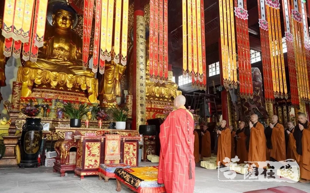宁波天童禅寺僧众清明节扫塔祭拜历代祖师