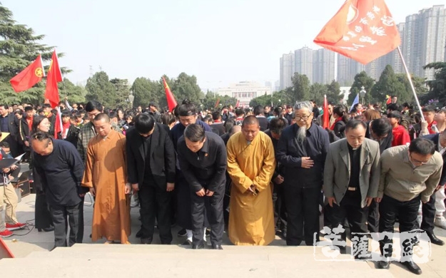 时政-河南省宗教界代表人士赴郑州市革命烈士陵园开展纪念活动