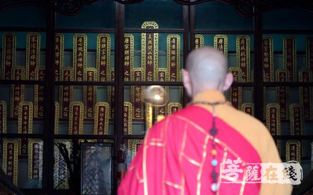 宁波天童禅寺僧众清明节扫塔祭拜历代祖师