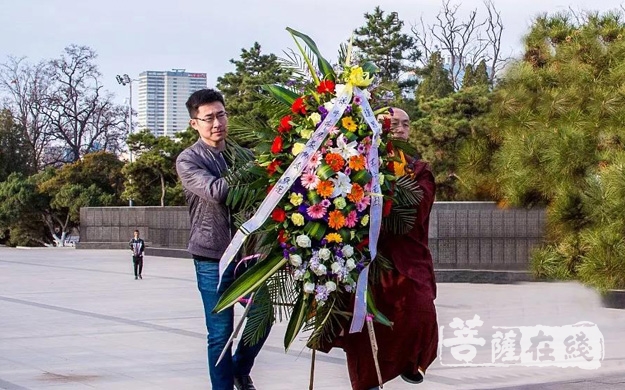锦州北普陀寺方丈道极大和尚带领僧众缅怀革命先烈