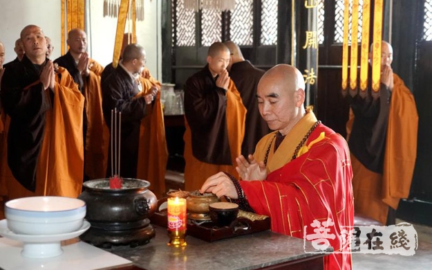 宁波天童禅寺僧众清明节扫塔祭拜历代祖师