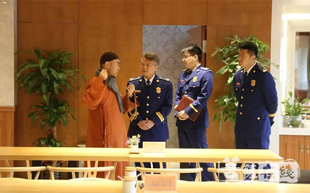 宁国-徐汇区消防支队领导赴上海宁国禅寺检查消防安全