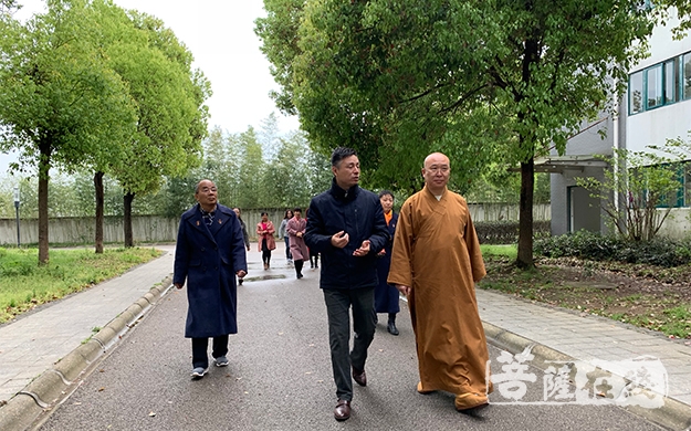 佛教-江宁区佛教协会会长曙光法师慰问滨江敬老院