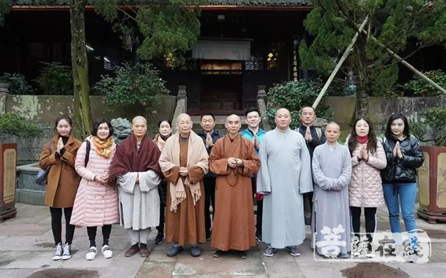 人朝礼天童禅寺,知客达宏法师受诚信大和尚委托在天王殿前热情迎接明