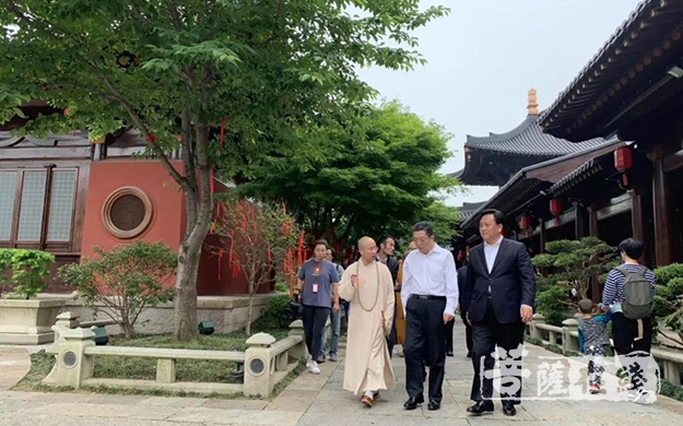 广富林-上海市委常委、统战部部长郑钢淼一行考察调研上海广富林遗址、知也禅寺