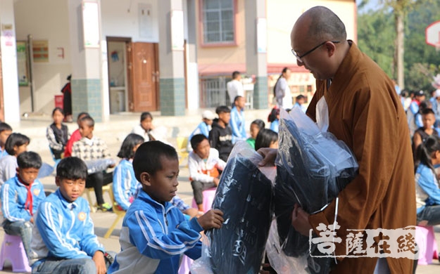 正能量-上海市宝山区金皇讲寺赴云南西盟开展助学活动