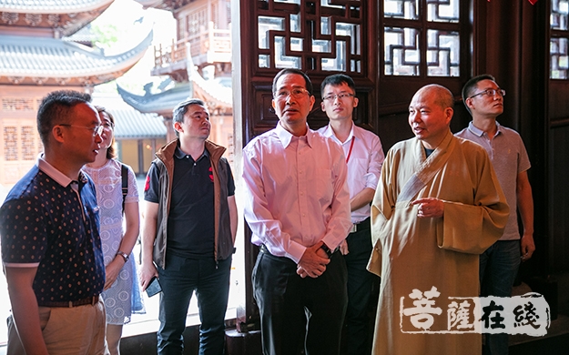 时政-广东省民族宗教研究院院长黄心怡一行调研上海玉佛禅寺