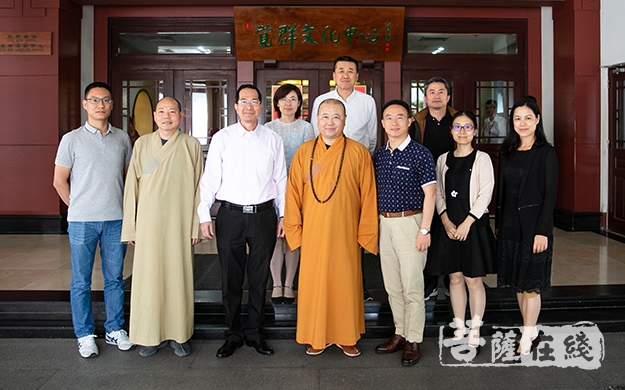 时政-广东省民族宗教研究院院长黄心怡一行调研上海玉佛禅寺
