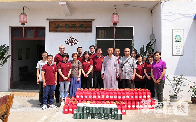 大宝-合肥大宝佛寺华藏书院学员慰问敬老院