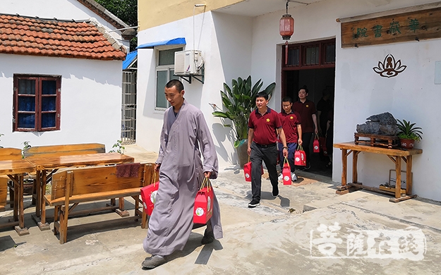 大宝-合肥大宝佛寺华藏书院学员慰问敬老院