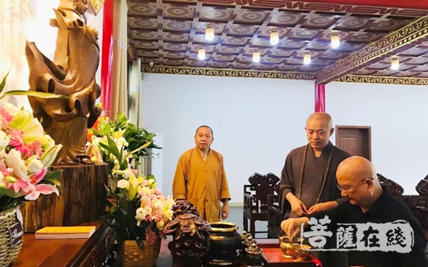 佛像-中国树雕艺术创始人李凌云参访海安广福禅寺并捐赠金丝楠木佛像