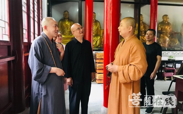 佛像-中国树雕艺术创始人李凌云参访海安广福禅寺并捐赠金丝楠木佛像