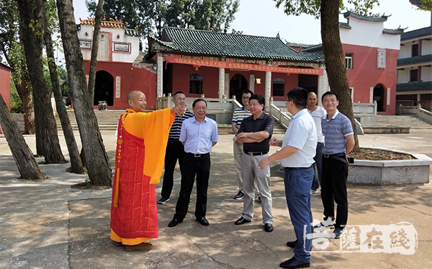湖南省民宗委副主任刘鸿伏一行调研湘阴法华寺